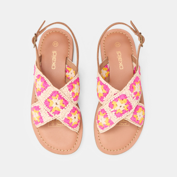 صندل وردي برباط كروشيه للبنات